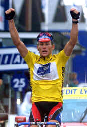 Lance winning stage 9